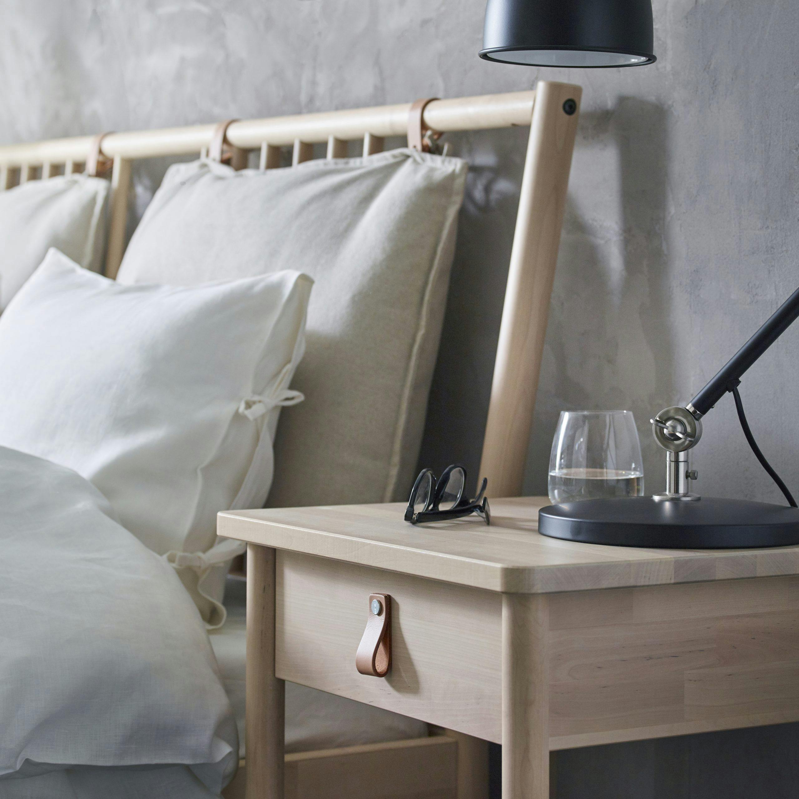 ikea bjorksnas avlastningsbord bjork ph149780 nattbord fra Ikea i lyst treverk
